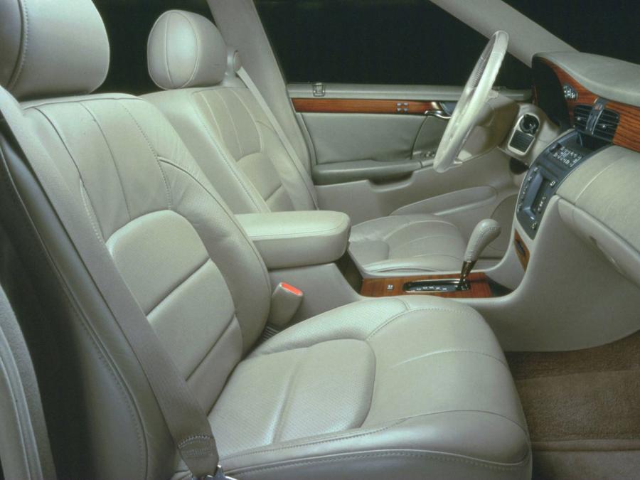 Интерьер Cadillac DeVille DTS 2000 года  (фото 2 из 16)